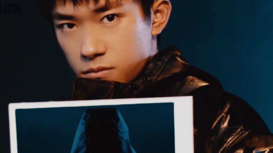 时尚COSMO12月刊 谦卑和藏拙,是这个阶段@易烊千玺 身上极为明显的两个特质。他尽可能