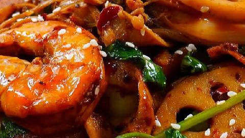【家庭版麻辣香锅】想吃麻辣香锅,在家也能做!备好自己喜欢的食材,想吃什么放什么,美味过瘾,