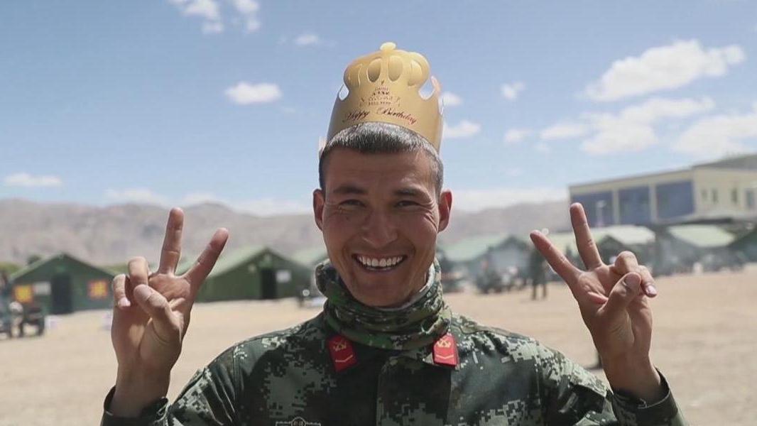 【海拔3500米的生日会】近日,海拔3500米的帕米尔高原,武警新疆总队官兵在驻训间隙举行