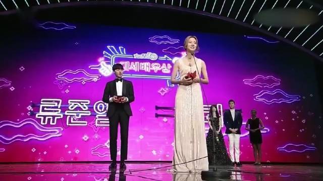 《请回答1988》剧组参加颁奖典礼完整版!进场的时候居然是娃娃鱼牵着德善的手哈哈哈李惠利说