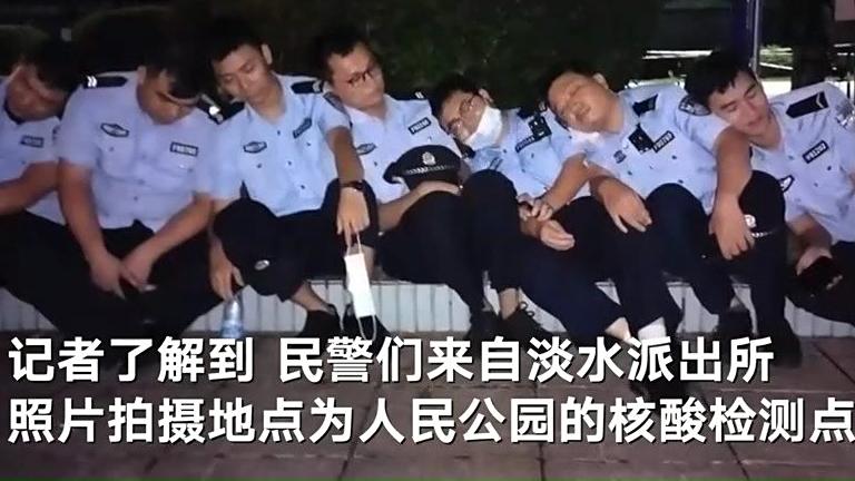 7名民警深夜相互倚靠坐绿化带边睡着:连续执勤24小时6月23日,广东惠州7名民警坐在绿化带