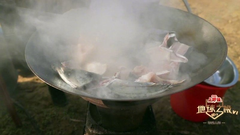 【这绝对是大金湖畔的人间美味!】大金湖畔的人间美味是什么?那非属这道鲤鱼汤不可,奶白色的汤