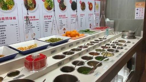 【#网友称海底捞自制锅底需额外收费#,店家回应:无统一规定,各门店根据实际情况决定】据02