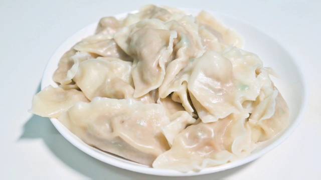 【冬至要吃饺子,元旦更要吃饺子】元旦意味着新的一年到来,在这喜庆的时刻吃饺子,表达了人们对