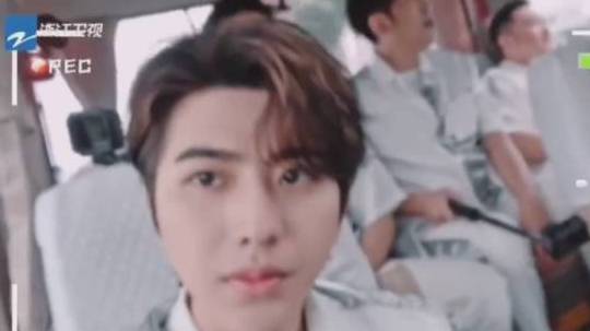 @蔡徐坤《跑男来了》全程cut车上自己拍的怼脸镜头+艺术家创作要戴墨镜@蔡徐坤 @蔡徐坤