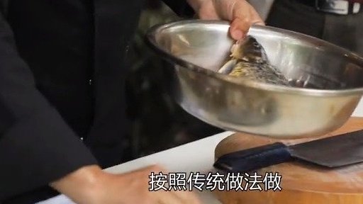 川菜老顽家指导爱徒制作经典川味家常豆瓣鱼,这些技巧是关键!