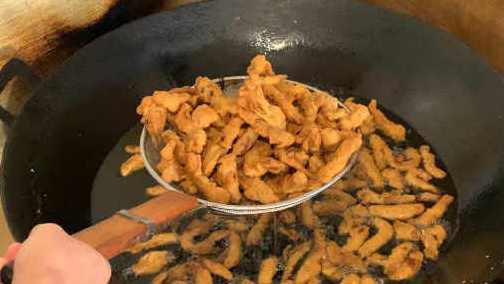 【神级街头小吃!人气爆棚的现炸酥肉:花椒粉五花肉炸到外酥里嫩】贵阳一家炸酥肉人气爆棚。老板
