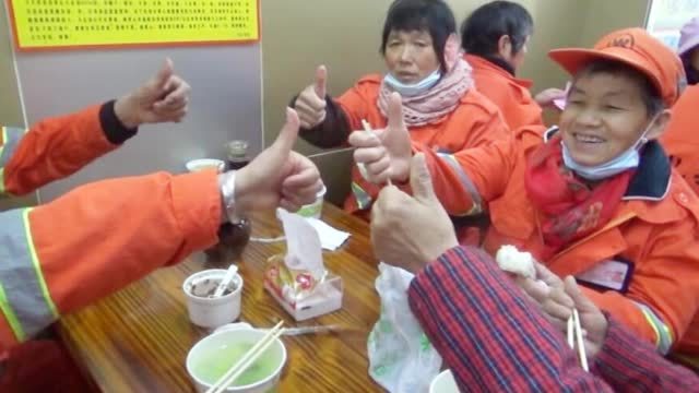 【寒冬暖人心 杭州这家面馆免费请环卫工人吃早餐】12月22日早晨,杭州寒风阵阵,在半山路7