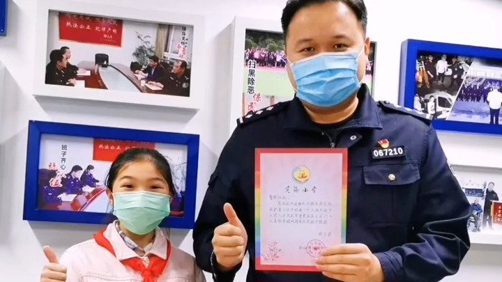 &nbsp;【特发此状!小学生给抗疫民警送来自制奖状,写的每个字都这么温暖!】 “警察叔叔,这是给您