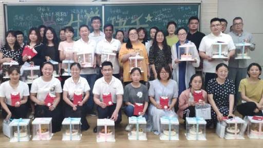 【家的温暖!河北一高中给寿星老师集体过生日】12月28日,河北保定。河北一所中学从19年开