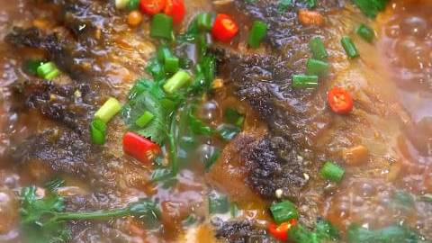 酱焖鲫鱼家常做法,鱼肉鲜嫩,香味浓郁,尤其汤汁泡饭,让人恋恋不忘。
