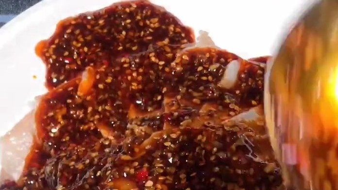 【深夜川菜馆 蒜泥白肉】观观小厨房,今日开始营业[开心]。细薄白嫩的肉片,配上地道的四川做