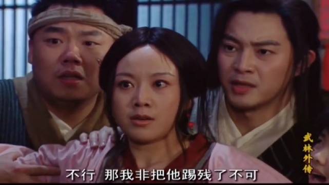 毕竟这位白爷可是轻功天下第二,用脚怕给小郭踢残了的“盗圣”呀