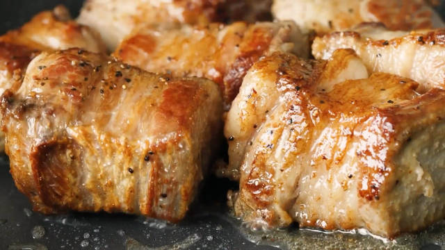#舌尖上的武汉#【红烧牛肉】红烧牛肉,简直是米饭杀手!大块牛五花在煎锅上滋啦作响,用电饭锅