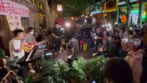 【众志成城!江苏大学生办音乐会筹物资捐河南】近日,江苏淮安。江苏电子信息职业学院的大二学生