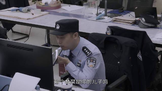 #男子因穿汉服不被父母理解跳桥# 长沙橘子洲大桥上,一身穿汉服男子跳桥轻/生。长沙水警连夜