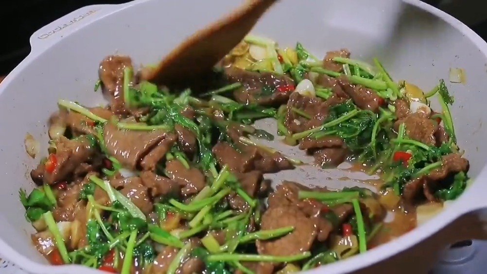 鲜香嫩滑,麻辣开胃的小炒牛肉,专治夏天没胃口~#厨艺教程# #家常菜# 