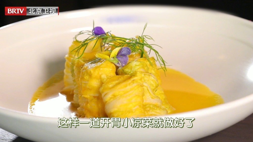 【娃娃菜的全新打开方式】 娃娃菜也被称为“袖珍白菜”,在寒冷的冬天里,新京记的程大厨教你一
