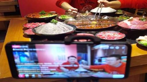 【火锅店开吃播网友弹幕点菜:已经快忘了火锅什么味儿】不少吃货都在盘算着疫情结束后第一顿大餐