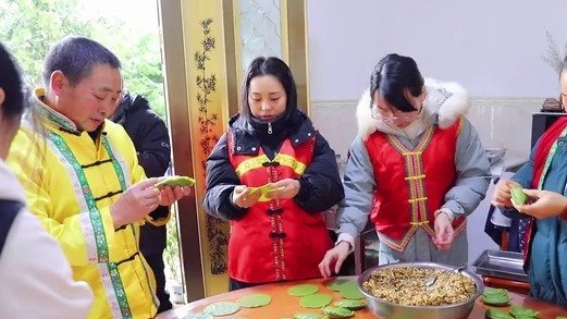 【江西年味大赏 艾果飘香 浓浓畲乡情】畲族村是江西省资溪县的一个少数民族村,在春节期间,畲