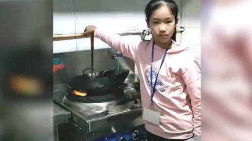 【小女孩颠大勺炒菜熟练如大厨 网友:太强了[good]】江苏徐州一名四年级小学生和厨师爸爸