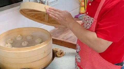 鸡汁灌汤包做法,请大家参考。馅大皮薄,汤汁鲜美,咬一口满口留香。来源:陕西老乔吃货