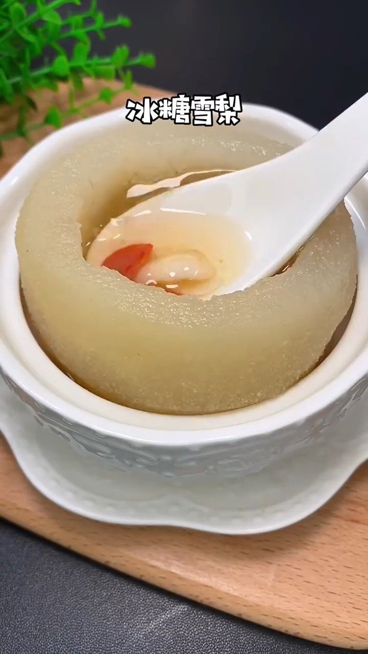 秋冬干燥,容易咳嗽,炖点冰糖雪梨喝喝吧~ 