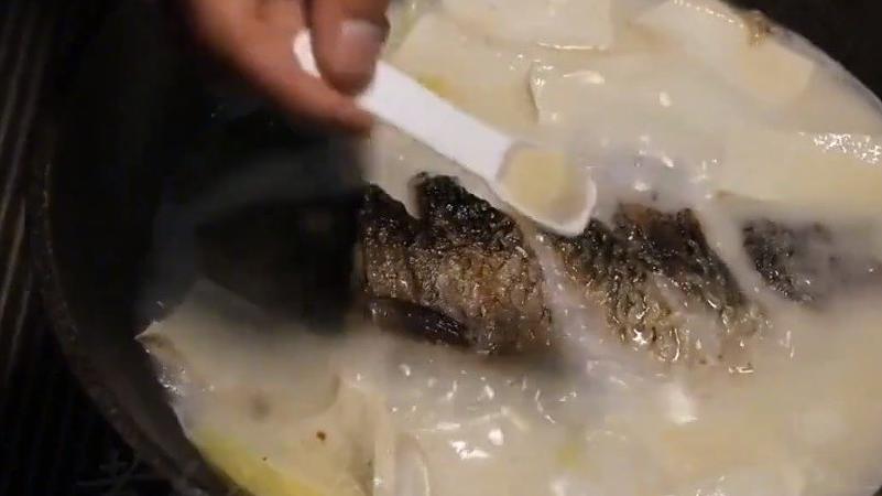 【豆腐鲫鱼汤】天冷了喝碗鲫鱼汤暖暖!学会这样做,汤白如牛奶又没腥味,喝一口根本停不下来!
