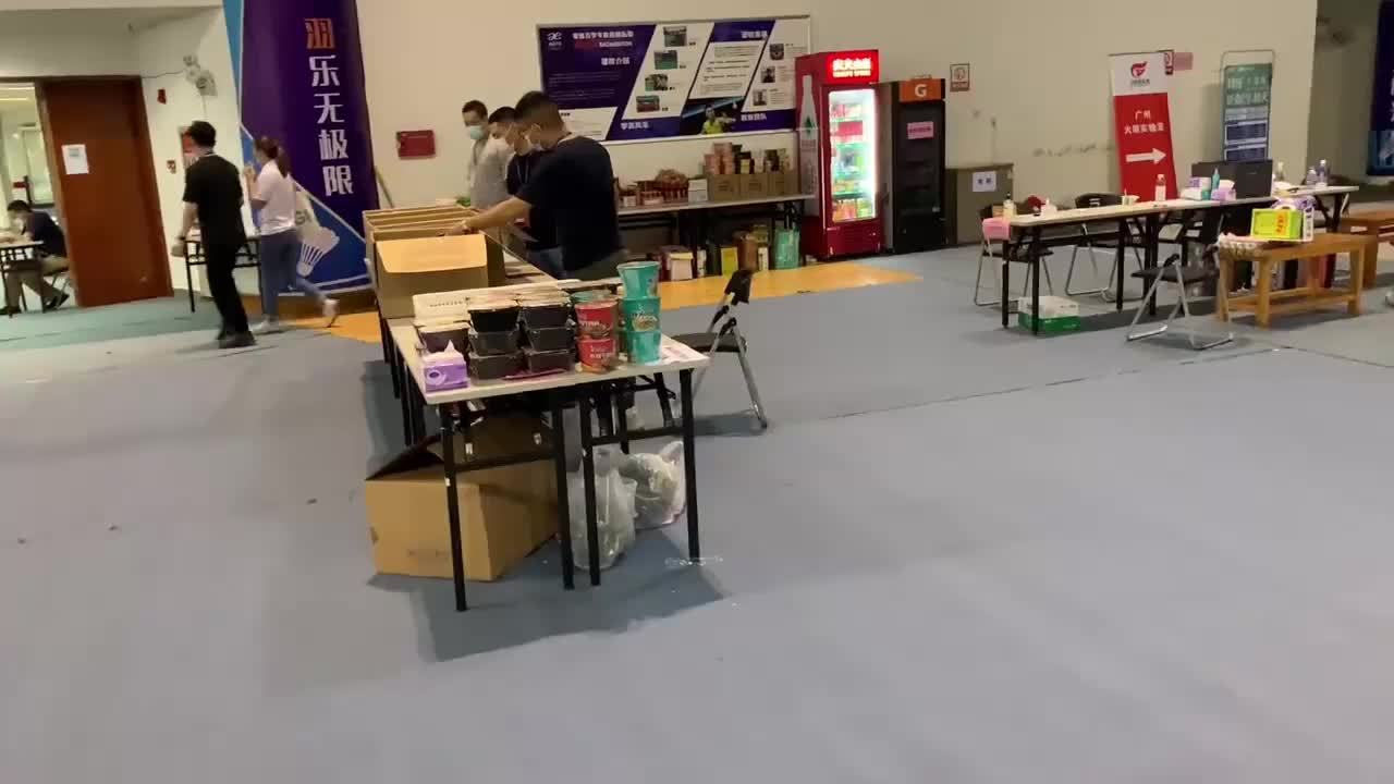 【方舱实验室的宵夜有些什么吃?网友:吃好喝好,不能委屈医护人员】6月7日,广东广州。广州亚