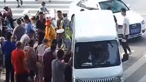 【女子左腿被压车底,众人齐心协力抬车救人[good]】8月6日,湖北襄阳,一辆面包车与电动