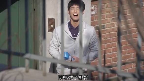 《请回答1988》双门洞吃播名场面又笑出了羊叫声,阿泽优雅,德善和娃娃鱼仿佛在自己家。
