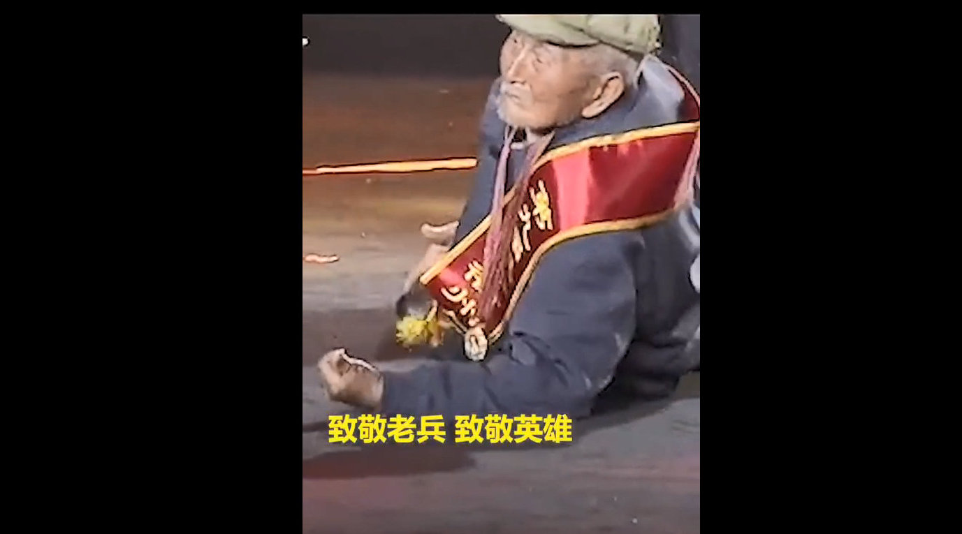 #致敬英雄# 【泪目!93岁抗美援朝老兵演示匍匐前进】“雄赳赳气昂昂,跨过鸭绿江…”近日,