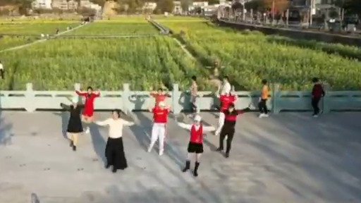 【广州花都60亩油菜花开了 来跟金黄花海约会吧!】近些天天气回暖,在花都区梯面镇红山村,约