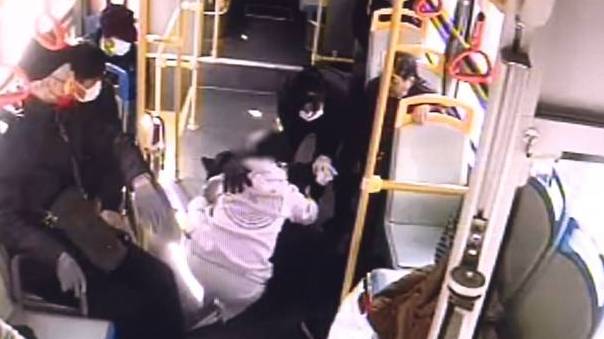 【90后护士公交车上抢救晕厥老人】12月3日中午,从门诊下班后的上海东方肝胆外科医院安亭分