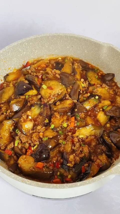 不煎不炸做家常版鱼香茄子,做法简单,软糯入味,超级下饭~~ #深夜美食##舌尖上的美食##