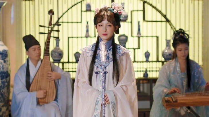 今天又是被二珂美到的一天天青色等烟雨,而我在等你。一袭青衣,倩影袅袅,二珂在英雄团聚夜里献