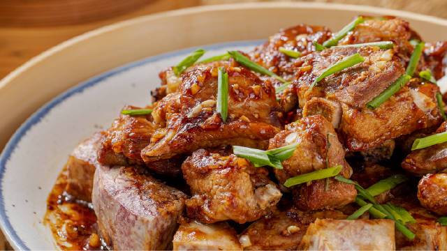 【一道简单易学的食补方:芋头蒸排骨】正所谓“药补不如食补”,9月芋头这种好吃又健康的食物就