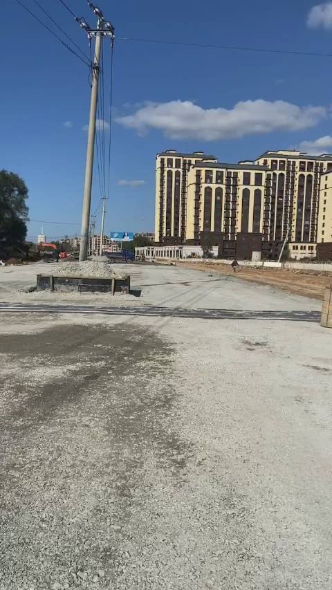 辽源东丰马路中间有电线杆不拆除网友投稿:10月9日,吉林省辽源市东丰县罗兰香谷小区住户反应