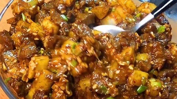 喜欢牛肉和土豆的朋友,不要错过这道菜——孜然牛肉炒土豆,嫩滑的牛肉搭配软糯的土豆,再配上灵