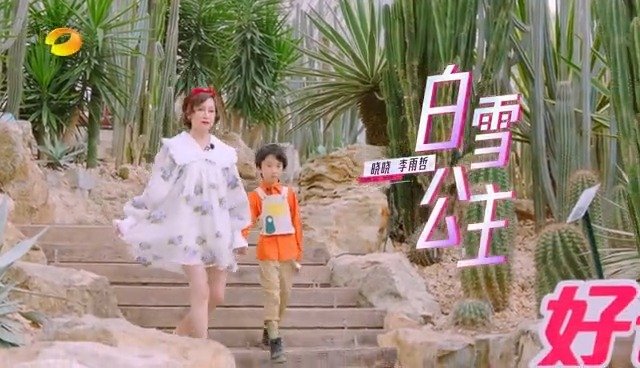 @宋妍霏 妈妈晓晓你真好看 这套白雪公主装扮太好看!泡泡袖加荷叶领,尤其是点睛之笔的红色蝴