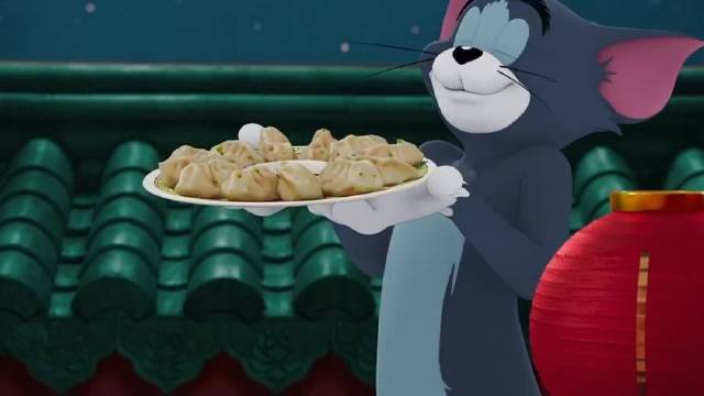 《猫和老鼠》大电影发布中国独家贺年视频,汤姆杰瑞享受丰盛的年夜饭,汤姆端来香喷喷的饺子,杰