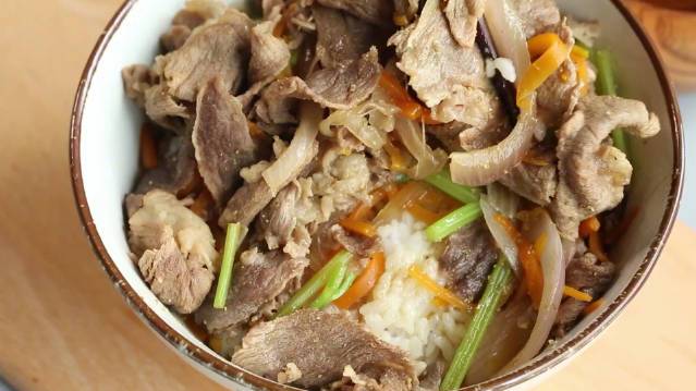 【肥牛蔬菜多汁盖饭】牛肉加各种蔬菜,还少油,还好吃,还好做,还不会失败。这是一道太适合带饭