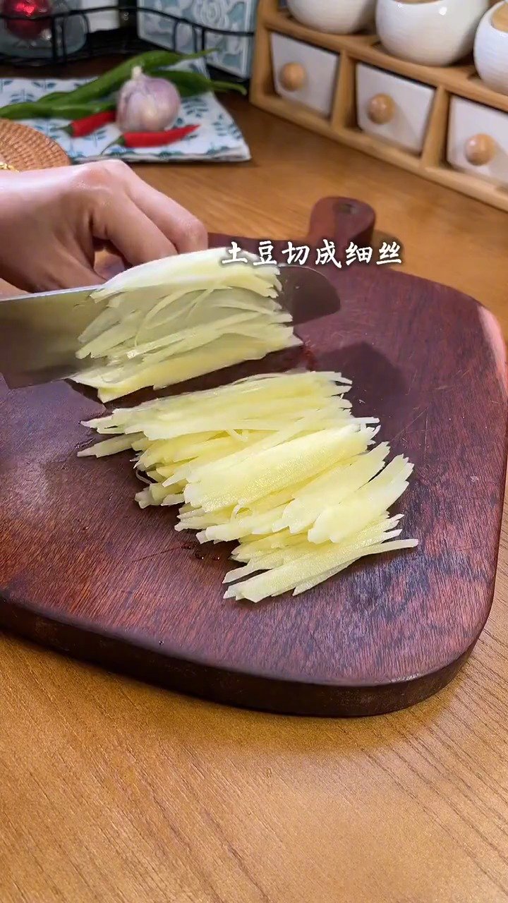 【酸辣土豆丝】#食尚小布#酸辣土豆丝,天热的时候常吃的爽口凉拌菜,酸辣爽脆,特别开胃