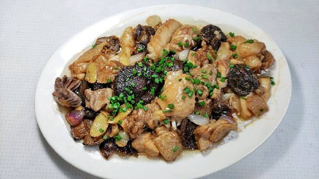 粤菜旧谱新得:冬菇蒸滑鸡,鸡嫩菇香无汁捞饭。想吃传统口味的冬菇蒸滑鸡,口感滑嫩,味道浓香,