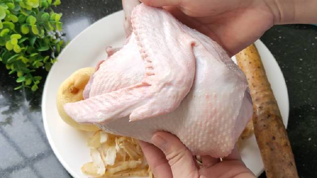 冷天老鸭汤怎样煲好?加一个雪梨,汤浓肉香没异味,干燥天最适合