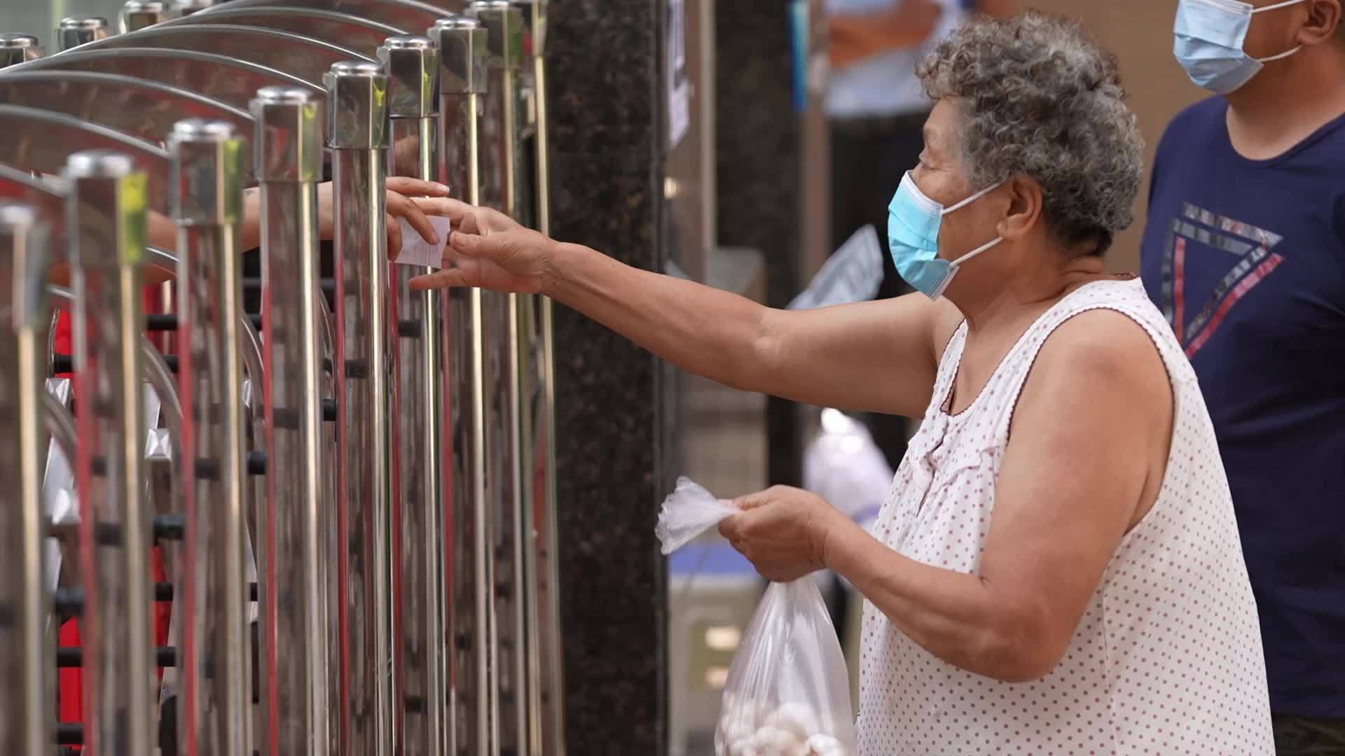 【郑州封控区商户称心里不慌:外出进货可申请批条 有吃有喝大家心里都不慌】8月6日上午,记者