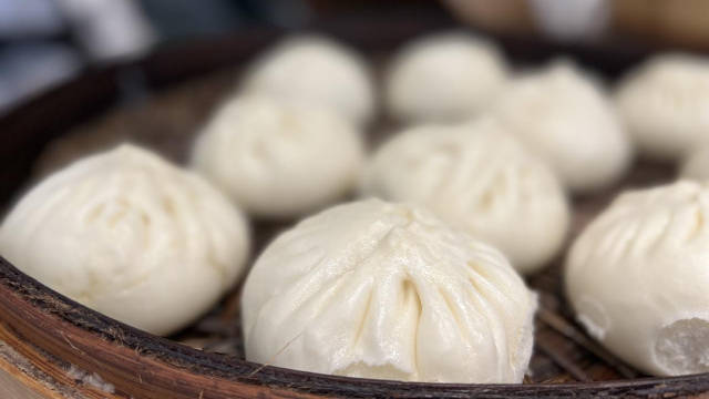 【上海市中心“馒头神话”,菜包5元一只算不算贵】菜馒头(上海话,菜包子)卖五块钱算贵吗?最