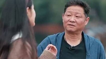 之前在康熙微服私访记饰演三德子的演员赵亮现在居然成了养鸡专业户,带领大家脱贫致富,赵亮不仅