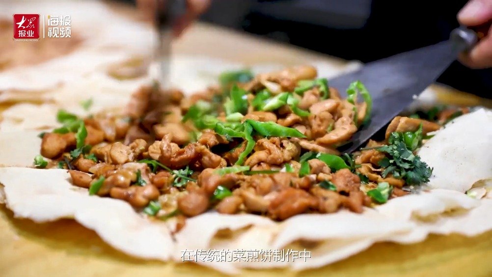  枣庄两大名吃合体!当辣子鸡遇到菜煎饼……(来源:大众网·海报新闻)