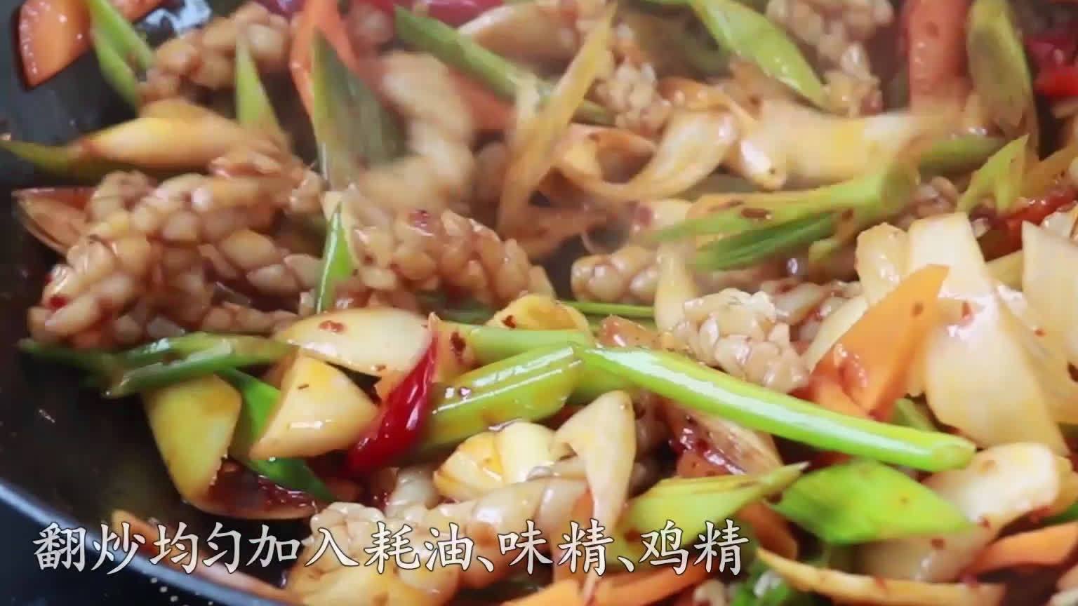 【鲜嫩香辣,这道什锦鱿鱼也太下饭啦![期待]】爽滑软嫩,口感饱满。今天的军营食堂让我们一起